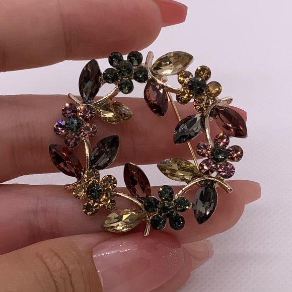 Elegant Brooch with different shiny cubic zirconia crystals - Picture 1 of 8